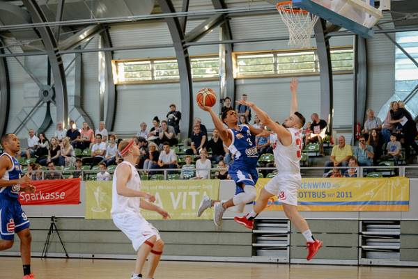 Yuriy Vasylyev (rechts) und Daniel Krausche (links) vom BBC Cottbus