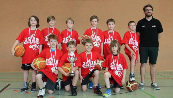 Landesmeister der U10. V.l.n.r., vordere Reihe: Navin Hädicke, Jacob und Julius Grätz, Denny Rumstadt. Hintere Reihe: Urs Albrecht, Henrik Herold, Kevin Paul, Anton Dochow, Paul Päthe, Felix Frost und Coach Sebastian Bunge.