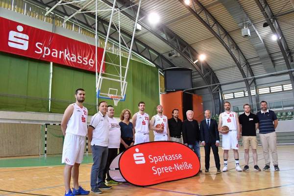 Einweihung der absenkbaren Deckenkorbanlagen in der Lausitz Arena v.l.n.r.: Kristof Wilhelm, Rene Swat, Steven Herfurth, Tanja Albrecht, Max Jentzsch, Daniel Krausche, Ralf Zwoch, Wolfgang Neubert, Dirk Engler, Frank Lehmann, Rocco Pietsch, Tobias Schick
