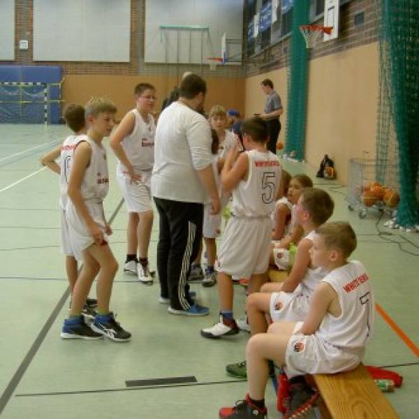 Bank der u12 des BBC Cottbus gegen Stahsdorf