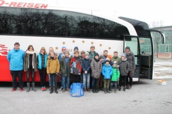 SpielerInnen vom BBC Cottbus mit Herrn Schmatloch (links) und Frau Deleroi (rechts) von der UKA